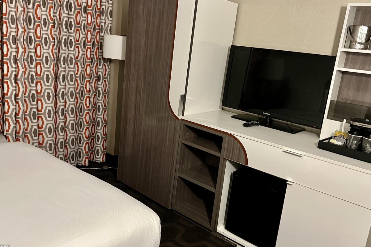 Réfrigérateur américain ouvert présenté en showroom électroménager