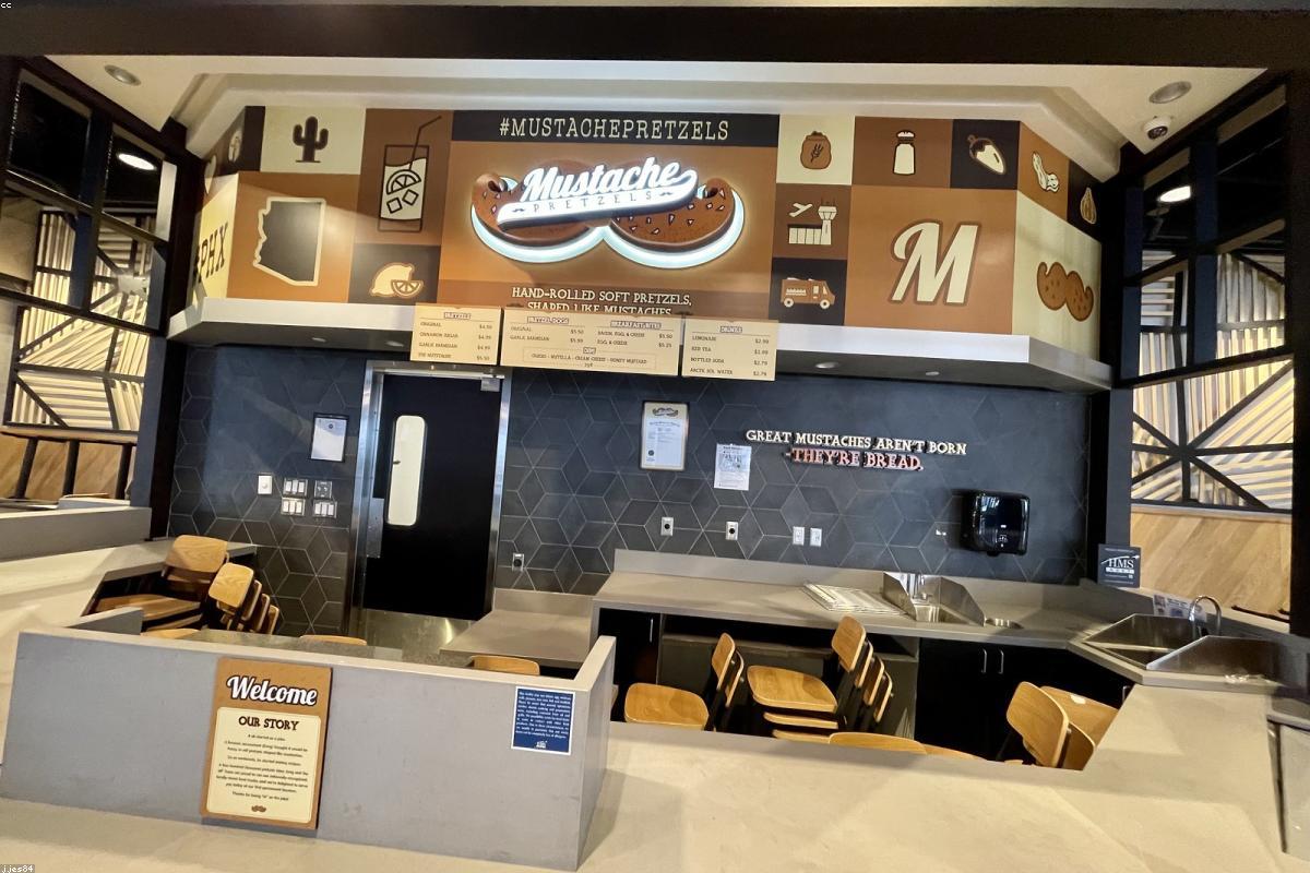 Four encastrable et plaque induction installés dans une cuisine